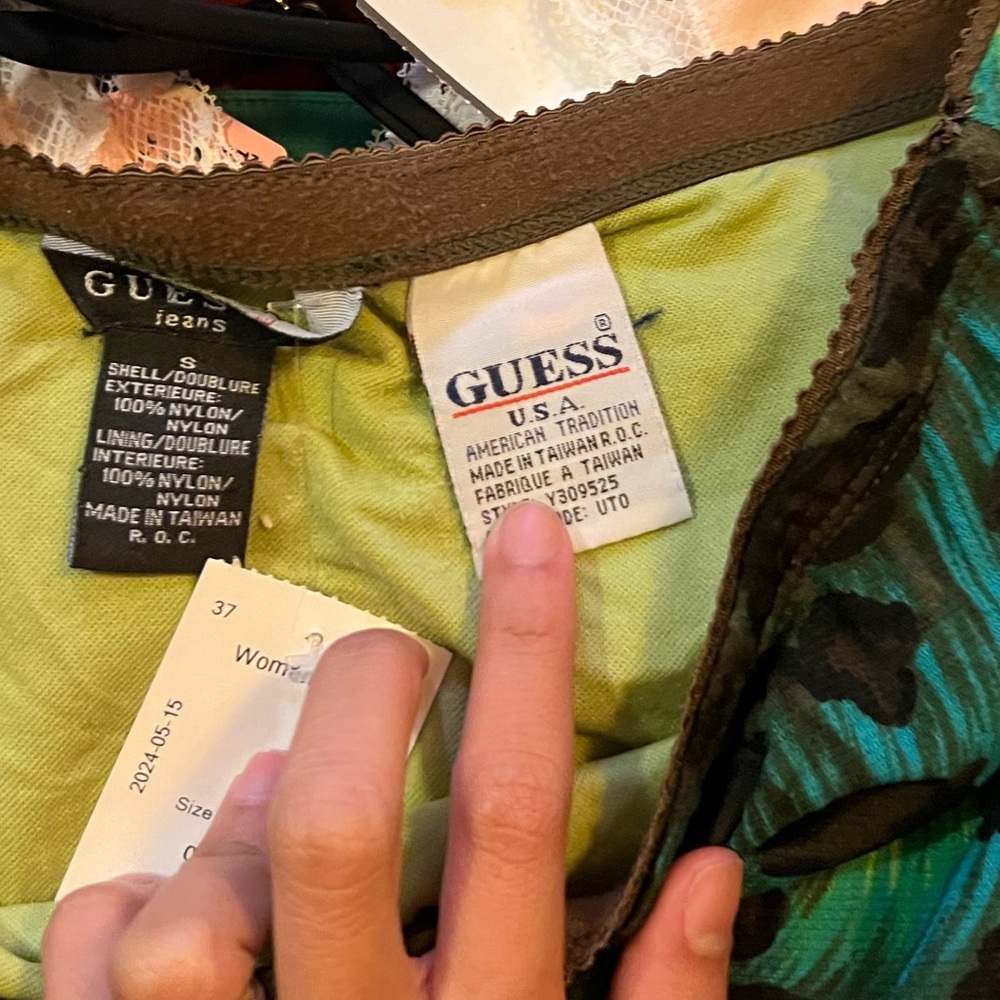 Vintage 90s/2000s Guess Peacock Midi skirt 
Size S 
Good condition